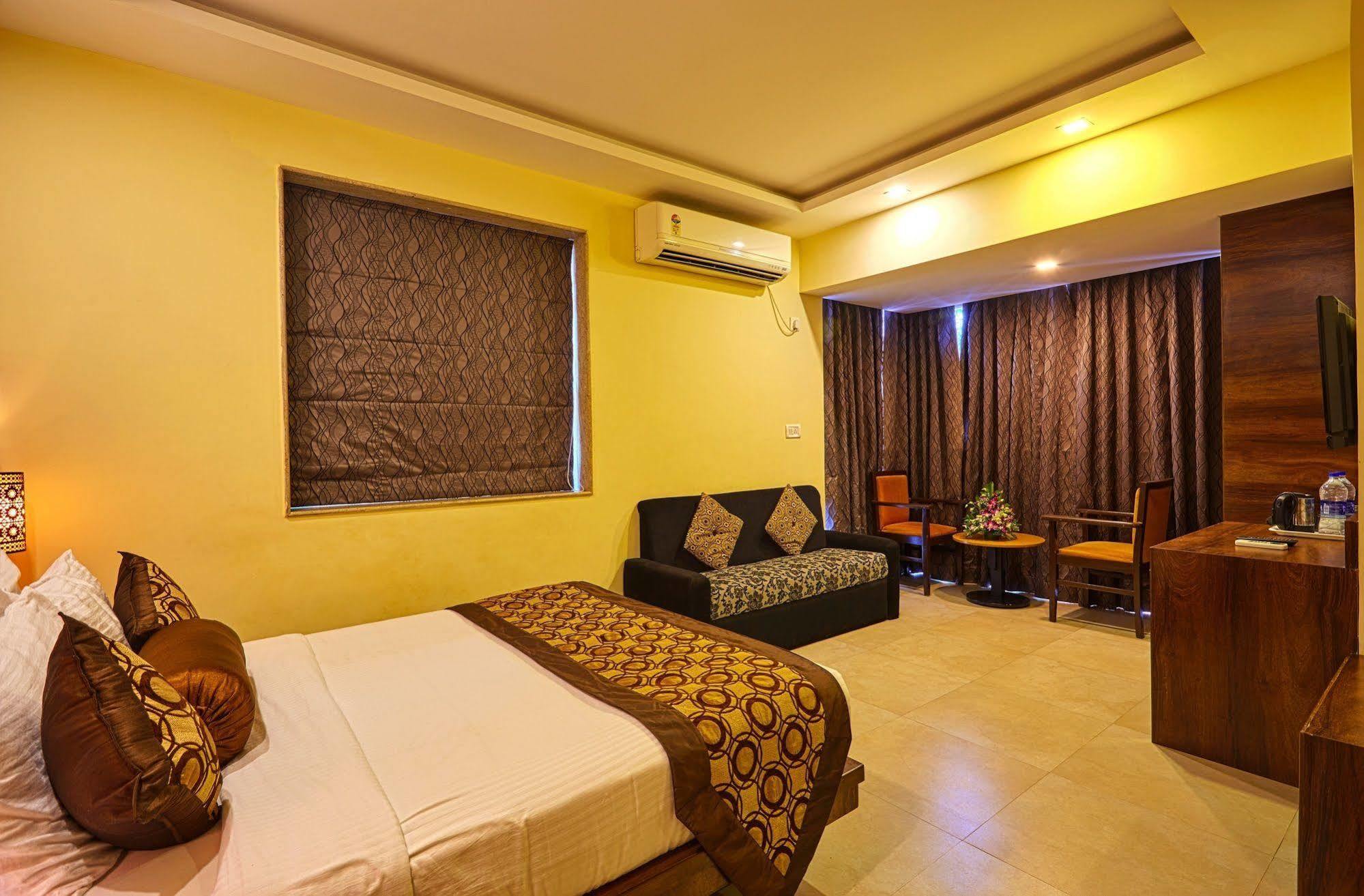 Sunkissed Plaza Hotel Калангуте Екстериор снимка
