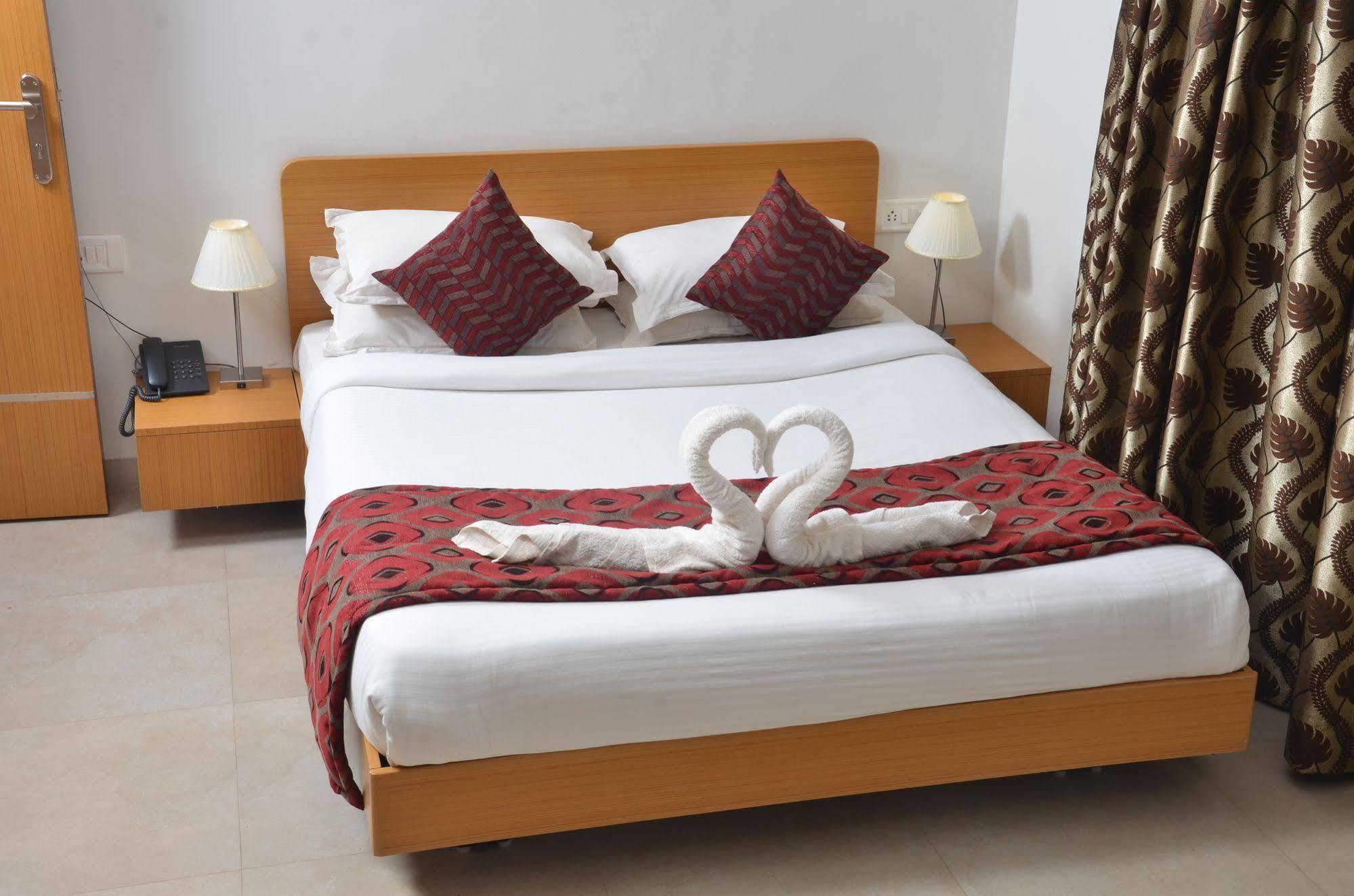 Sunkissed Plaza Hotel Калангуте Екстериор снимка