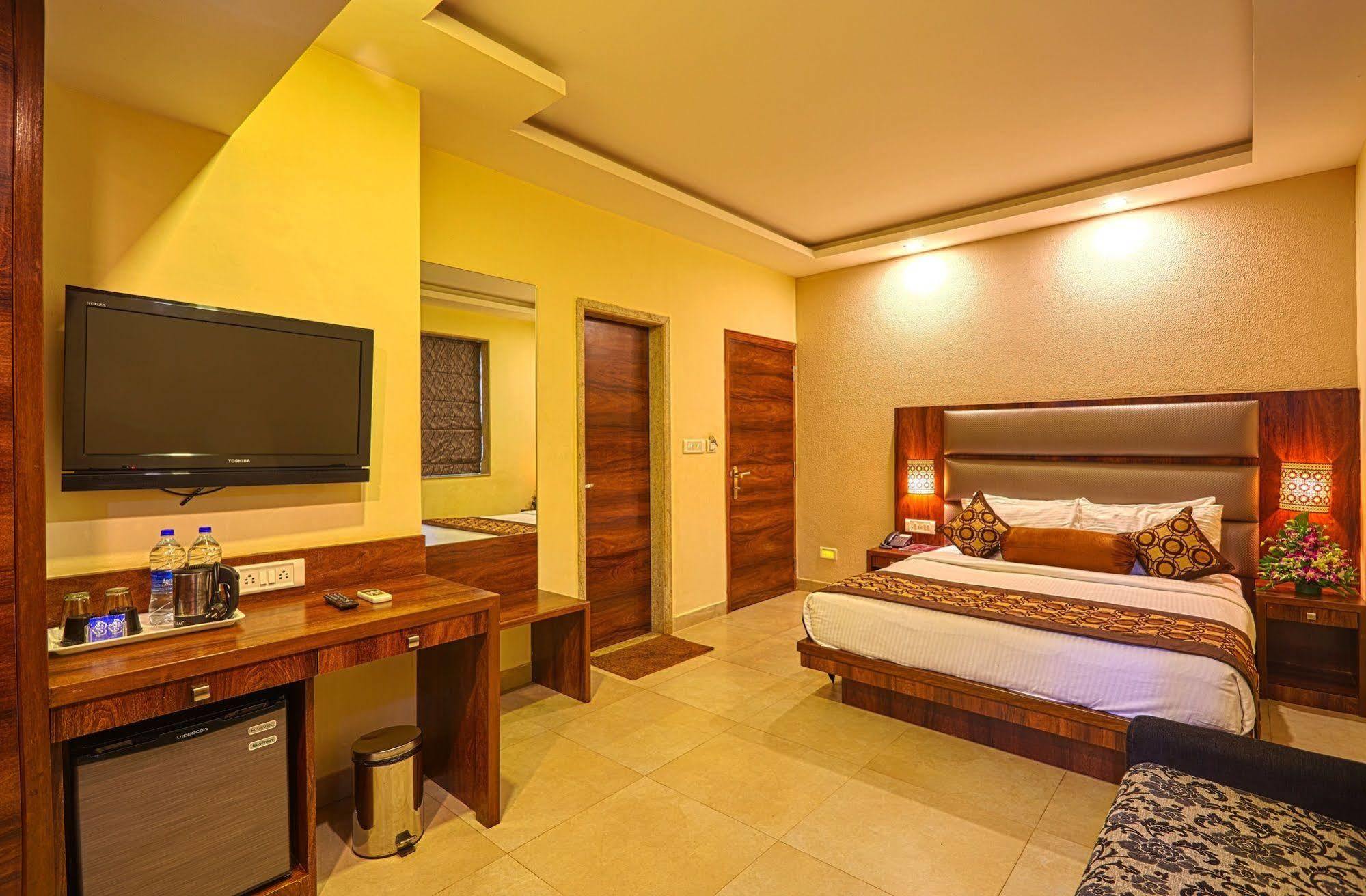 Sunkissed Plaza Hotel Калангуте Екстериор снимка