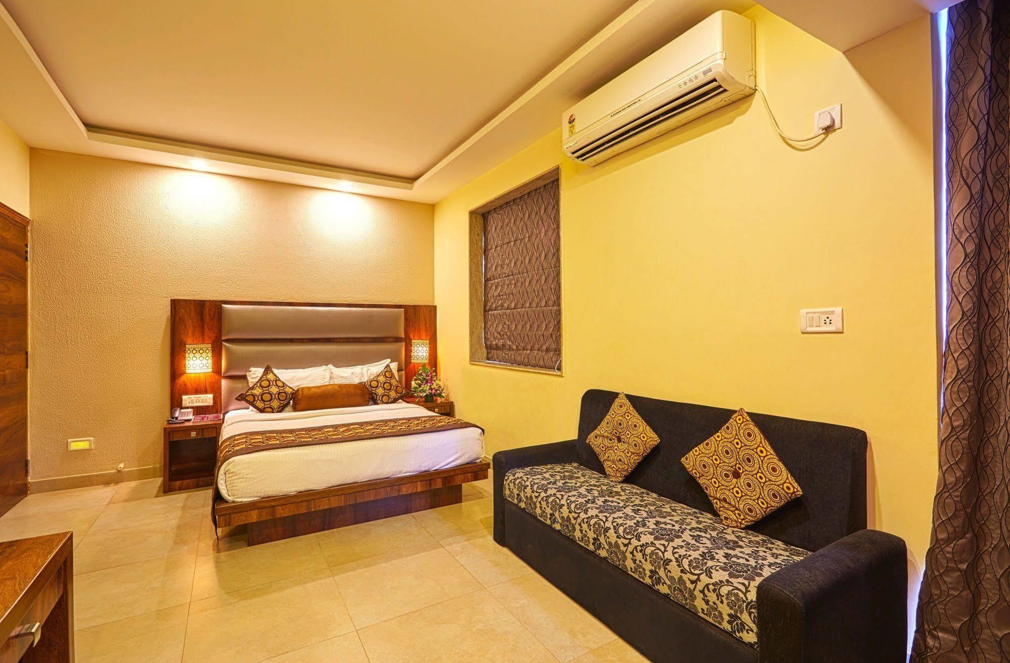 Sunkissed Plaza Hotel Калангуте Екстериор снимка